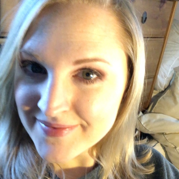 Meet your Posher, Dee - Picture 2 of 3